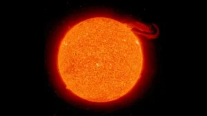 На Солнце замечен огромный протуберанец