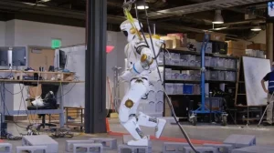 Осторожный робот NASA выбирает место для следующего шага