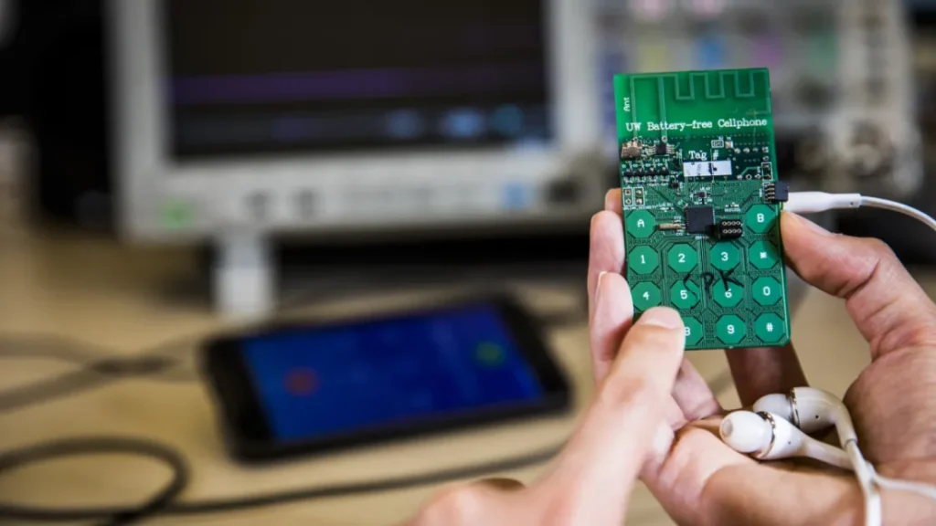 Первый сотовый телефон без батарейки создан в США