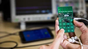 Первый сотовый телефон без батарейки создан в США