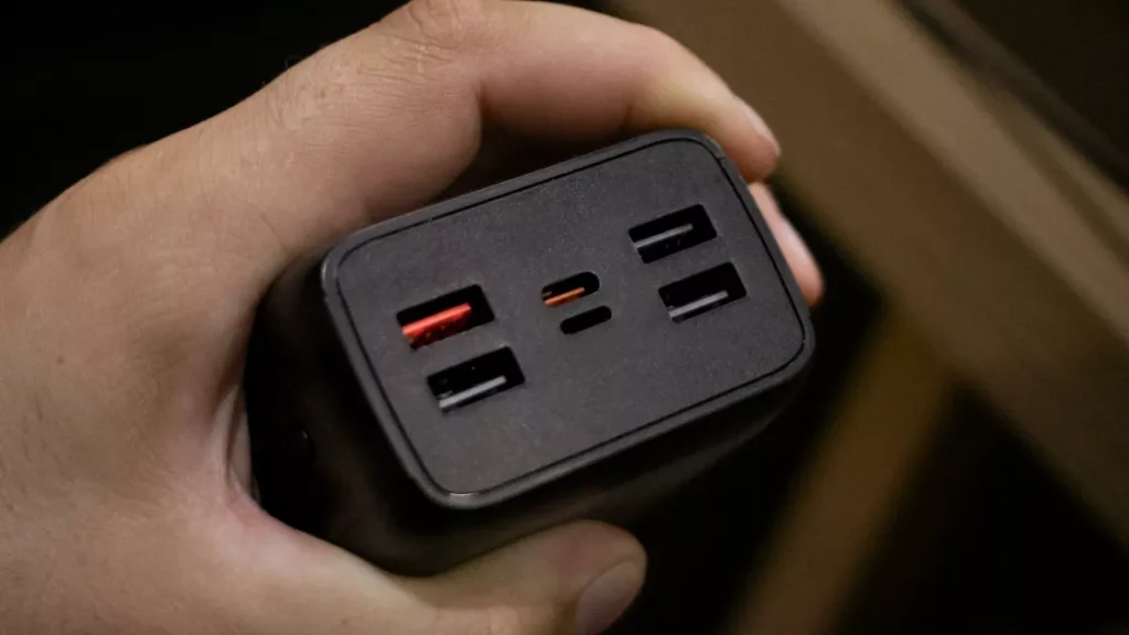 Как выбрать портативную зарядку: 5 критериев, которые важнее ёмкости