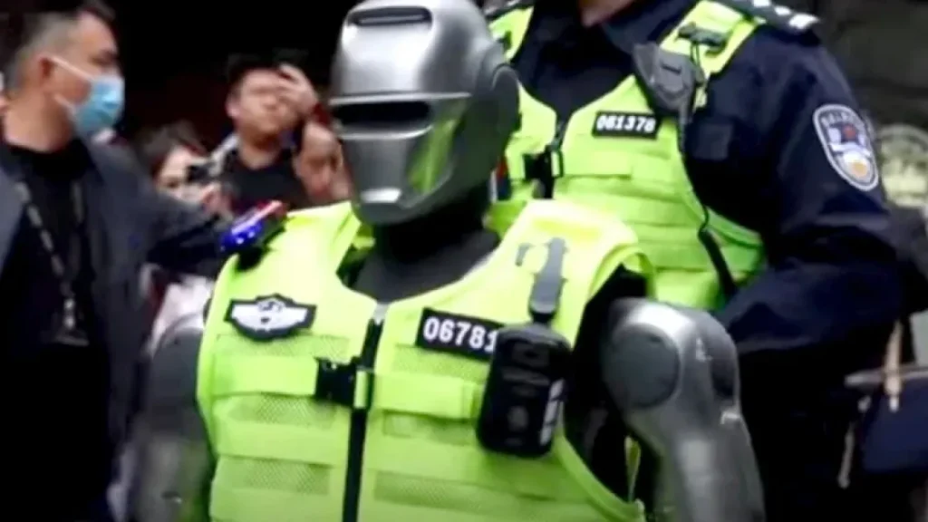 Первый робот-полицейский появился в Шэньчжэне, но он не особо впечатляет