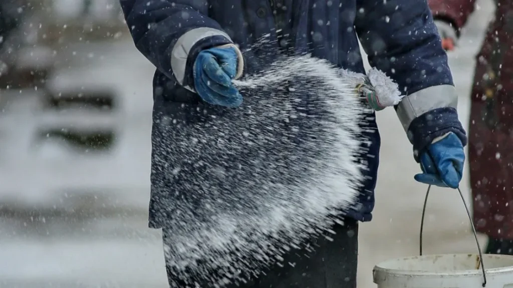 Почему соль плавит снег — сложная наука простого процесса