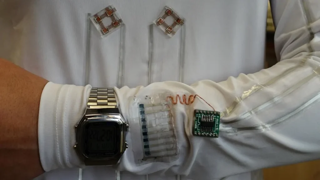 Разработан и протестирован образец «умной одежды» собирающей энергию из человеческого тела