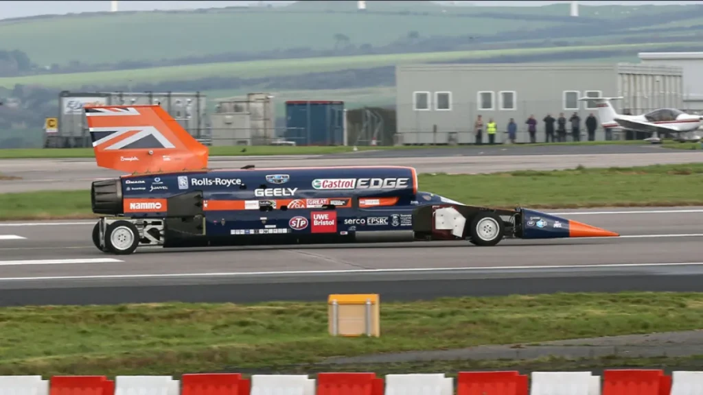 Реактивный автомобиль совершил тестовый заезд