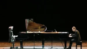 Робот и пианист-виртуоз сыграли дуэтом в Китае