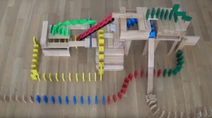 Шоу с костяшками домино поражает воображение