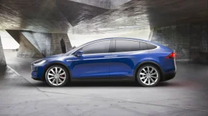 Tesla без водителя ездит по парковке