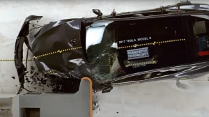 Tesla Model S — не самый безопасный автомобиль по версии IIHS