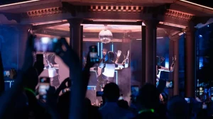 Робот Optimus готовиться к миссии на Марс с помощью танцев