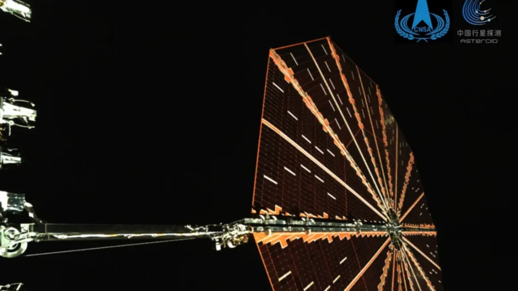 Космический селфи: китайский зонд сделал фото на пути к таинственному астероиду