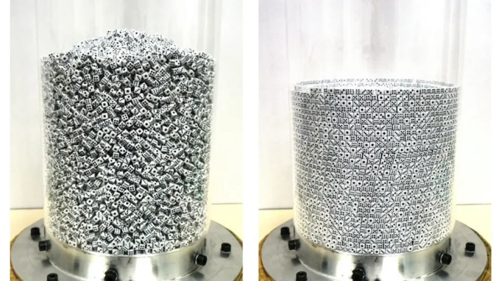 Ученые сложили кубики, крутя контейнер