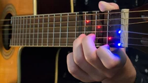 Умный гаджет обучит начинающего гитариста