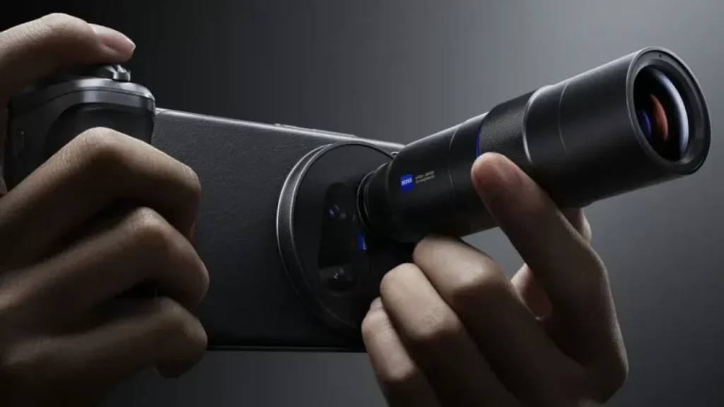 Вышел Vivo X200 Ultra: первый в мире смартфон с внешним объективом