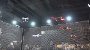 Восемь дронов исполняют танец в помещении