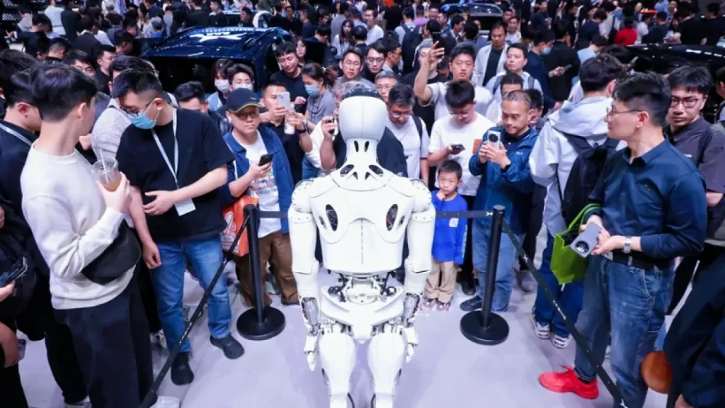 Публике представили человекоподобного робота XPeng Iron, который занимается сборкой машин