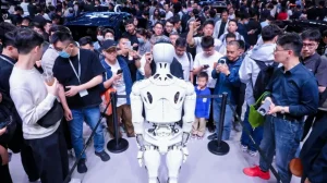 Публике представили человекоподобного робота XPeng Iron, который занимается сборкой машин