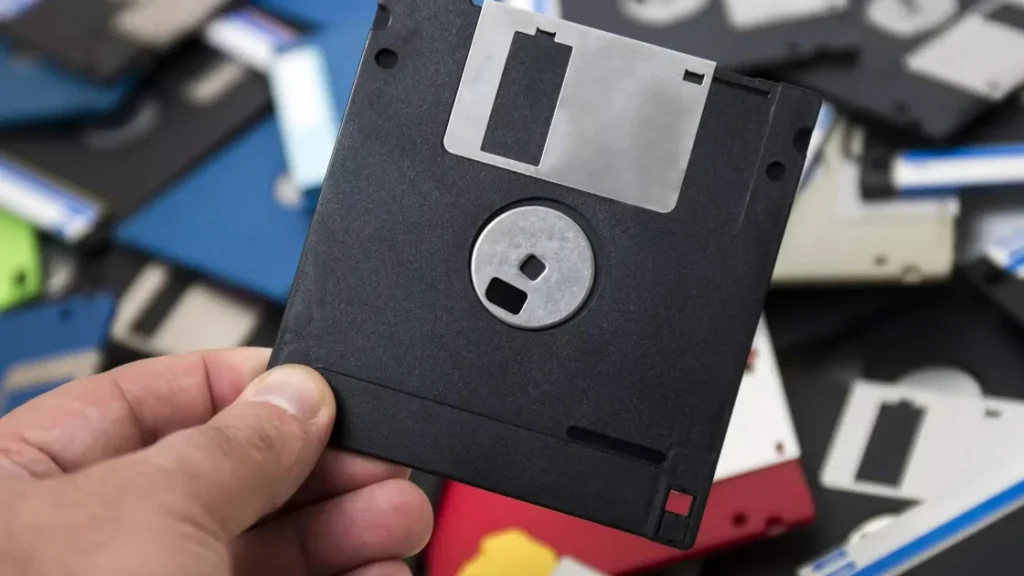Энтузиаст заново изобрел дискету создав легендарный носитель с нуля