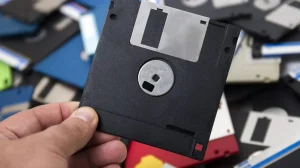 Энтузиаст заново изобрел дискету создав легендарный носитель с нуля