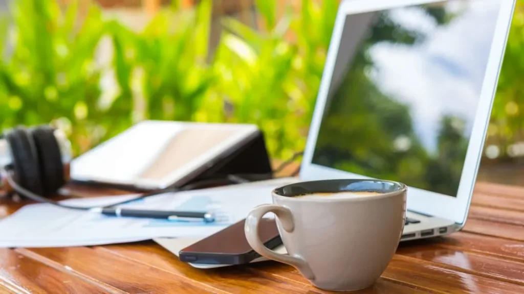 Яркое лето с новыми гаджетами: подборка подарков, которые сделают работу праздником