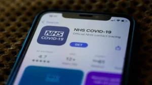 Жители Британии избегают самоизоляции, удаляя приложение для отслеживания контактов