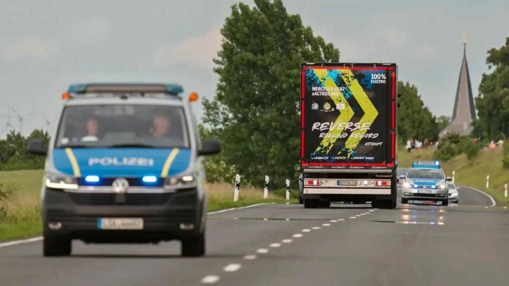 Назад в будущее: электрический грузовик Mercedes установил странный мировой рекорд