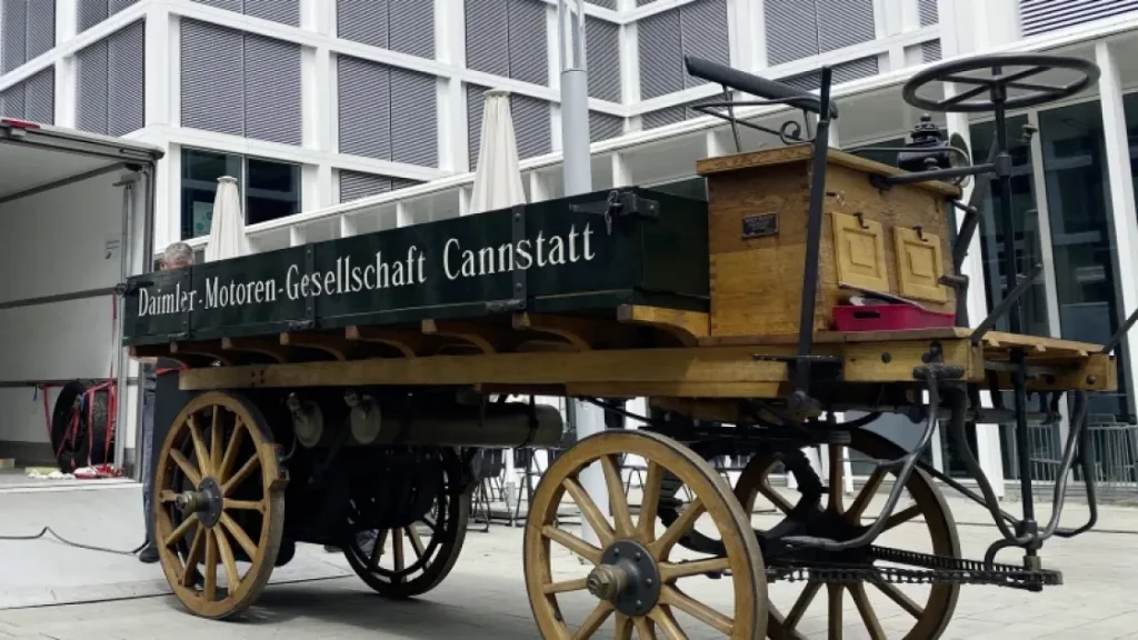 Первый в мире бензиновый грузовик Daimler снова на ходу!