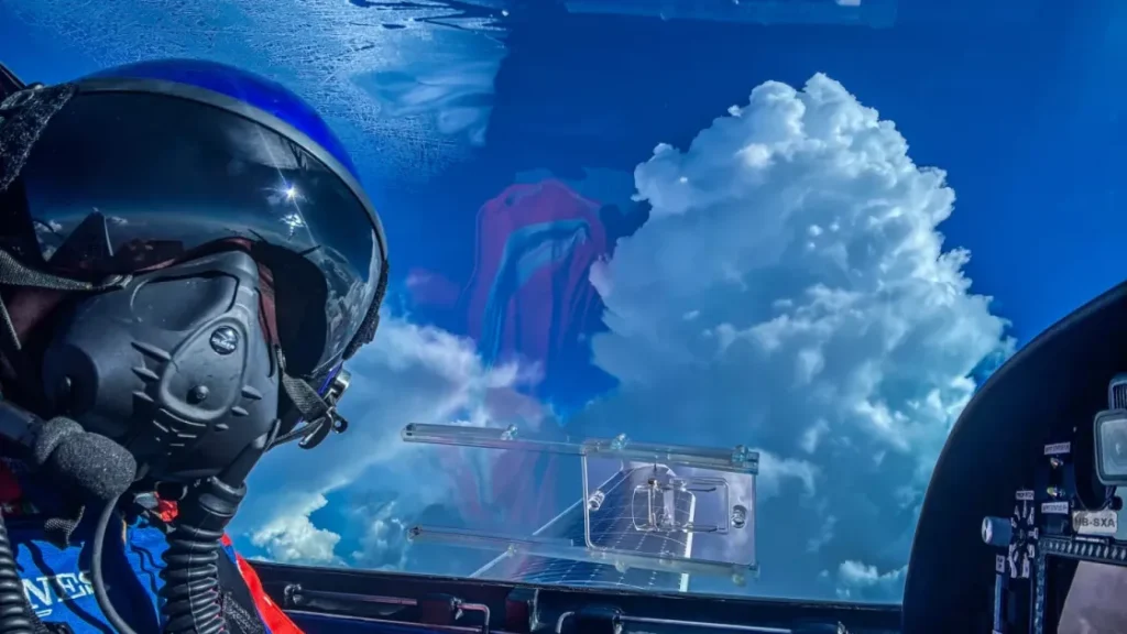 Самолет на солнечных панелях взлетел на рекордную высоту в 9,5 км без капли топлива