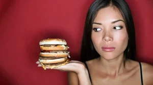 Фастфуд атакует кишечник: воспаление начинается уже через 2 дня